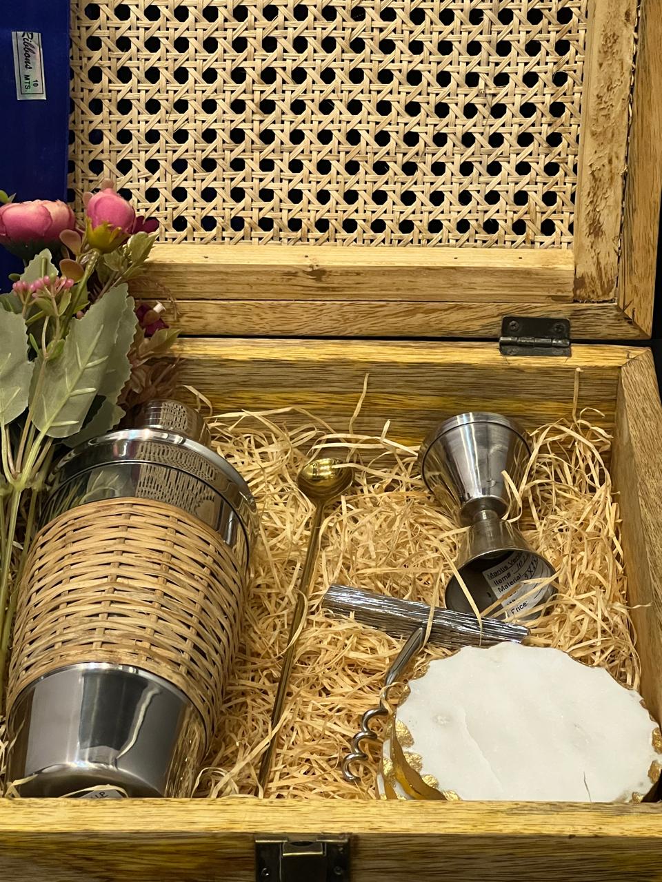 Bar set hamper in rattan mango wood box