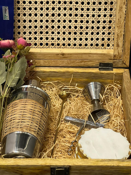 Bar set hamper in rattan mango wood box