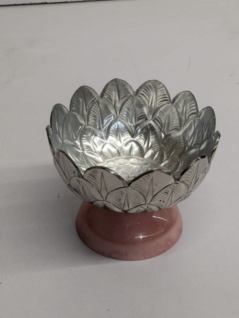 Metal bowl With pink lid with Loutus Shape